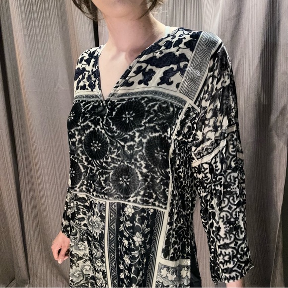 Johnny Was velvet tunic top cream and navy // small - Picture 14 of 15